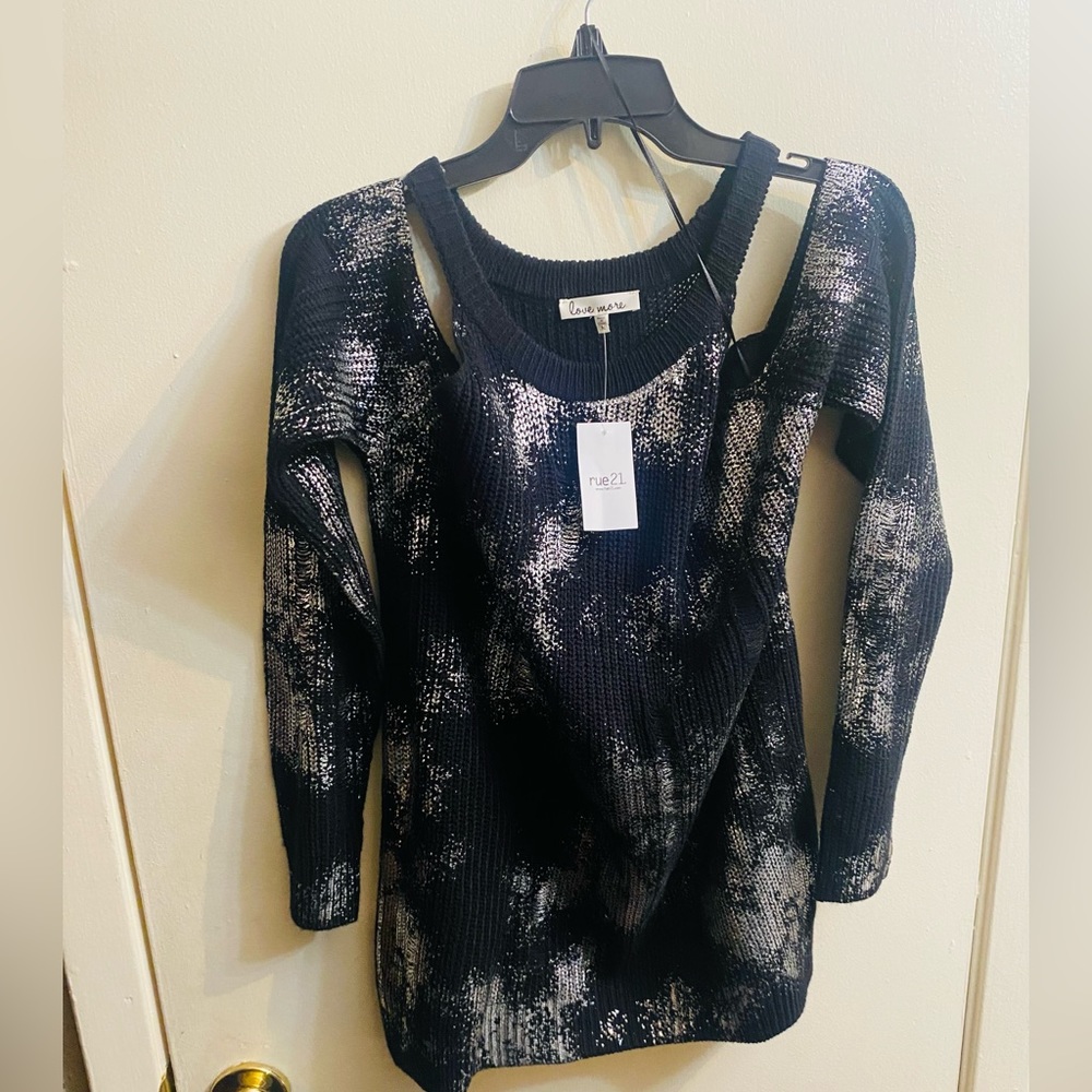 Size xl sweater with open shoulder concept